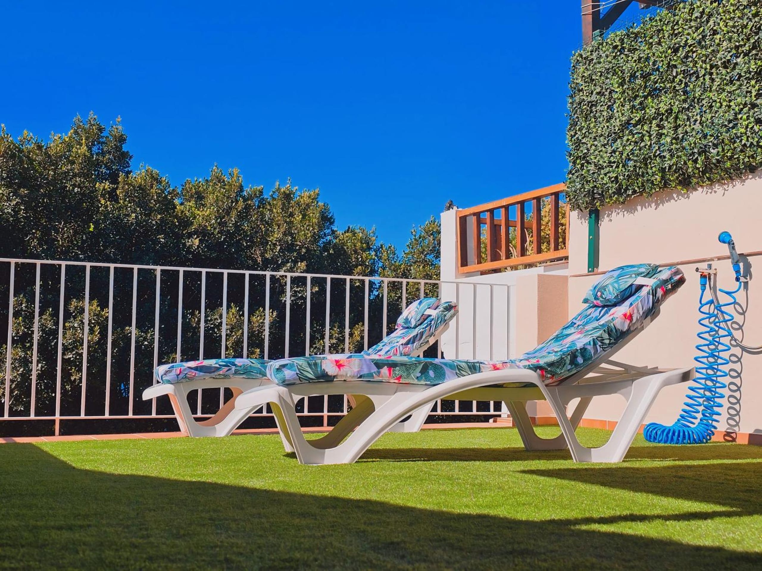 a pair of chairs sitting in the grass at La casita de Mercedes in Málaga
